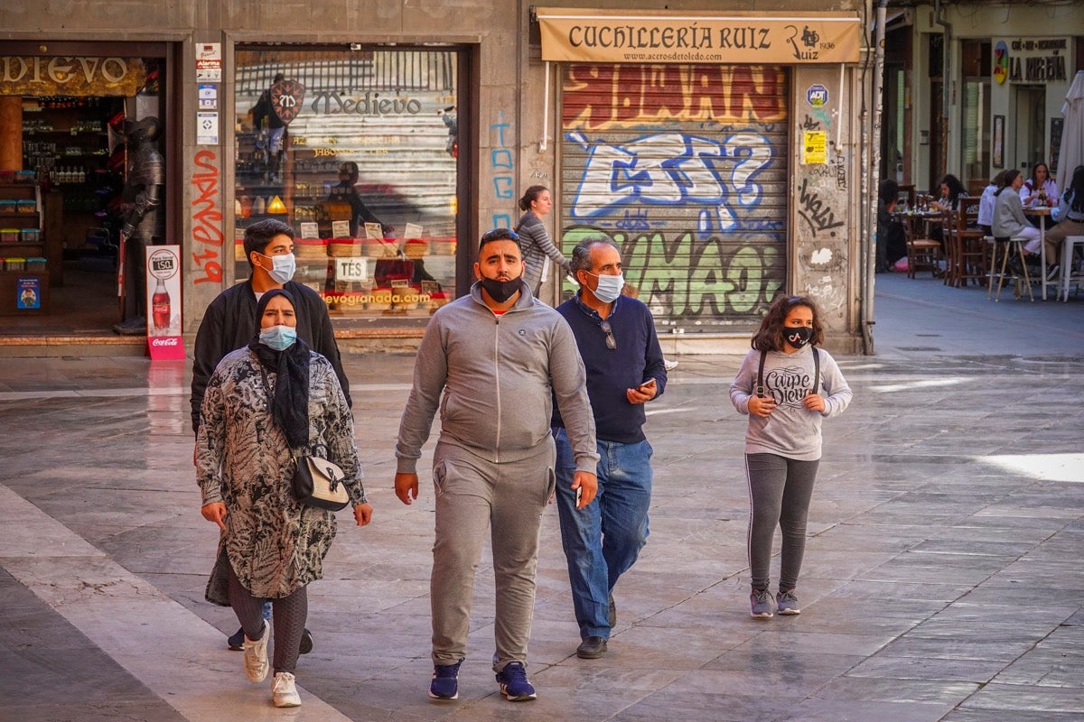 Ambiente en las calles de Granada este sábado