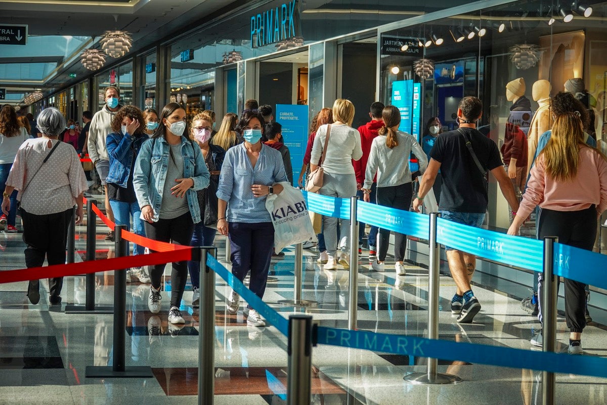 Fotos: La frontera Covid es la barra de un bar: en Armilla no se puede entrar a las tabernas y en Padul, sí