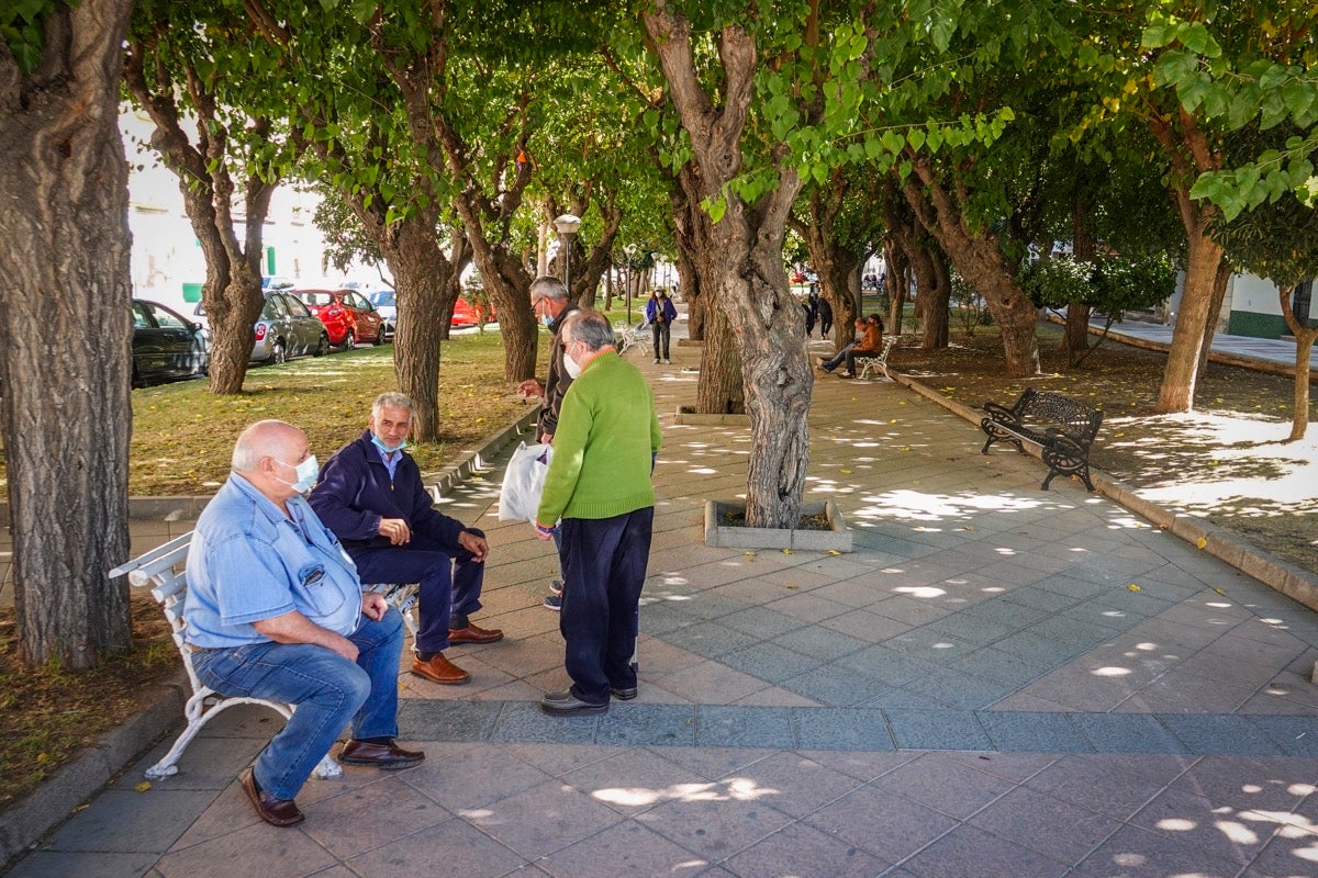 Fotos: La frontera Covid es la barra de un bar: en Armilla no se puede entrar a las tabernas y en Padul, sí