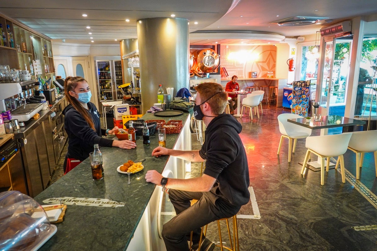 Fotos: La frontera Covid es la barra de un bar: en Armilla no se puede entrar a las tabernas y en Padul, sí