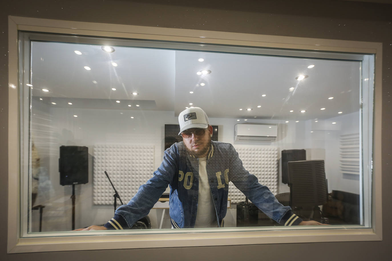 El cantante granadino Maka, desde la pecera de su estudio. 
