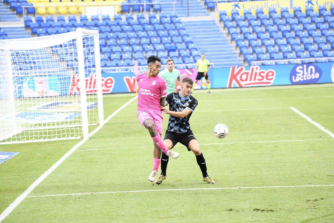 Araujo, que marcó dos goles, firma una victoria que metee en problemas a la UDA: 