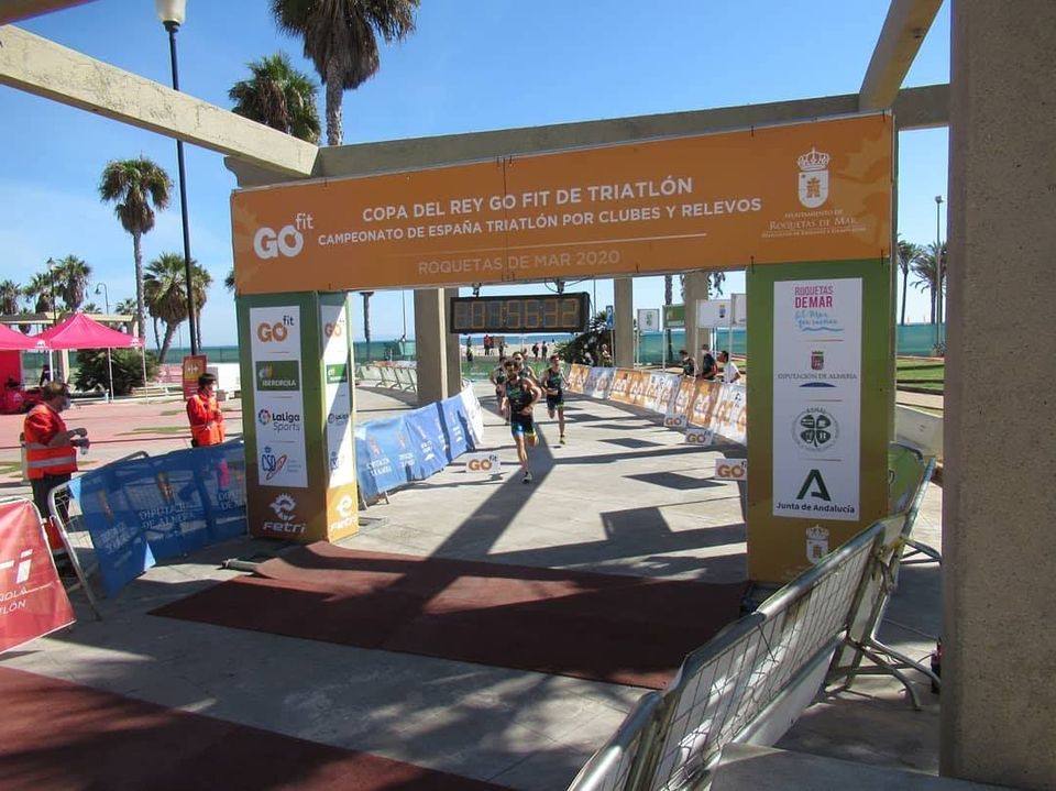 Uno de los equipos participantes entra en meta. 