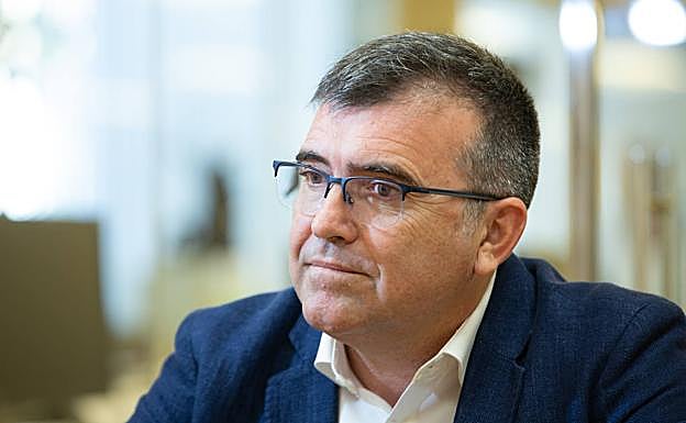 Imagen principal - Distintos momentos de la entrevista.