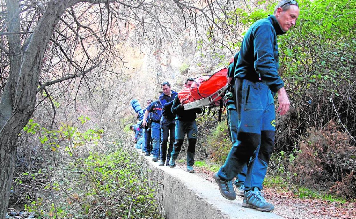 Los miembros del Sereim de Granada transportan a una persona herida.