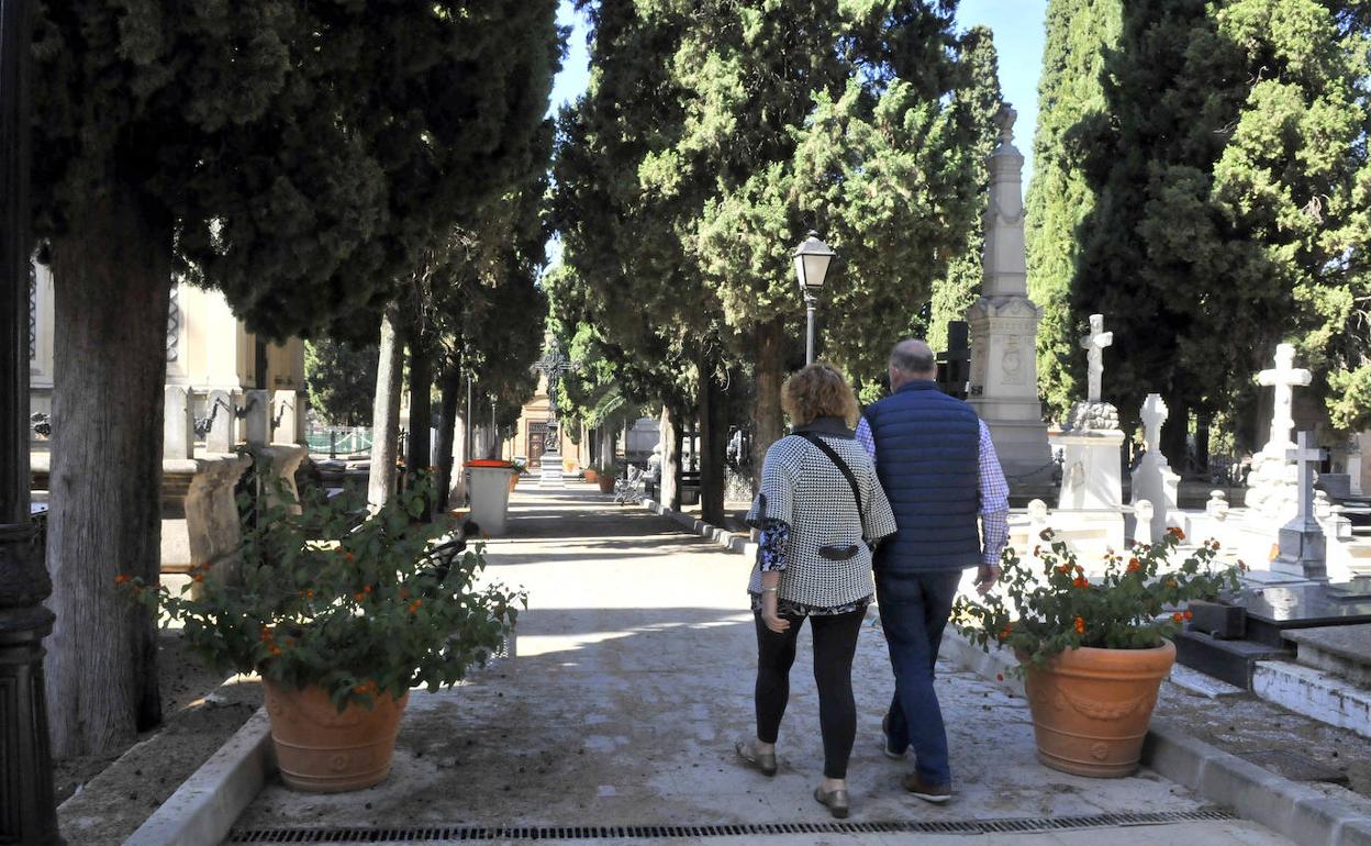 Dos vecinos visitan el Cementerio de San José. 