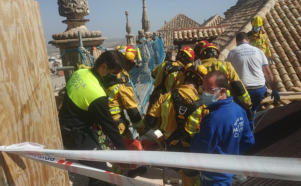 Traslado del hombre herido en las obras de la Catedral de Jaén. 
