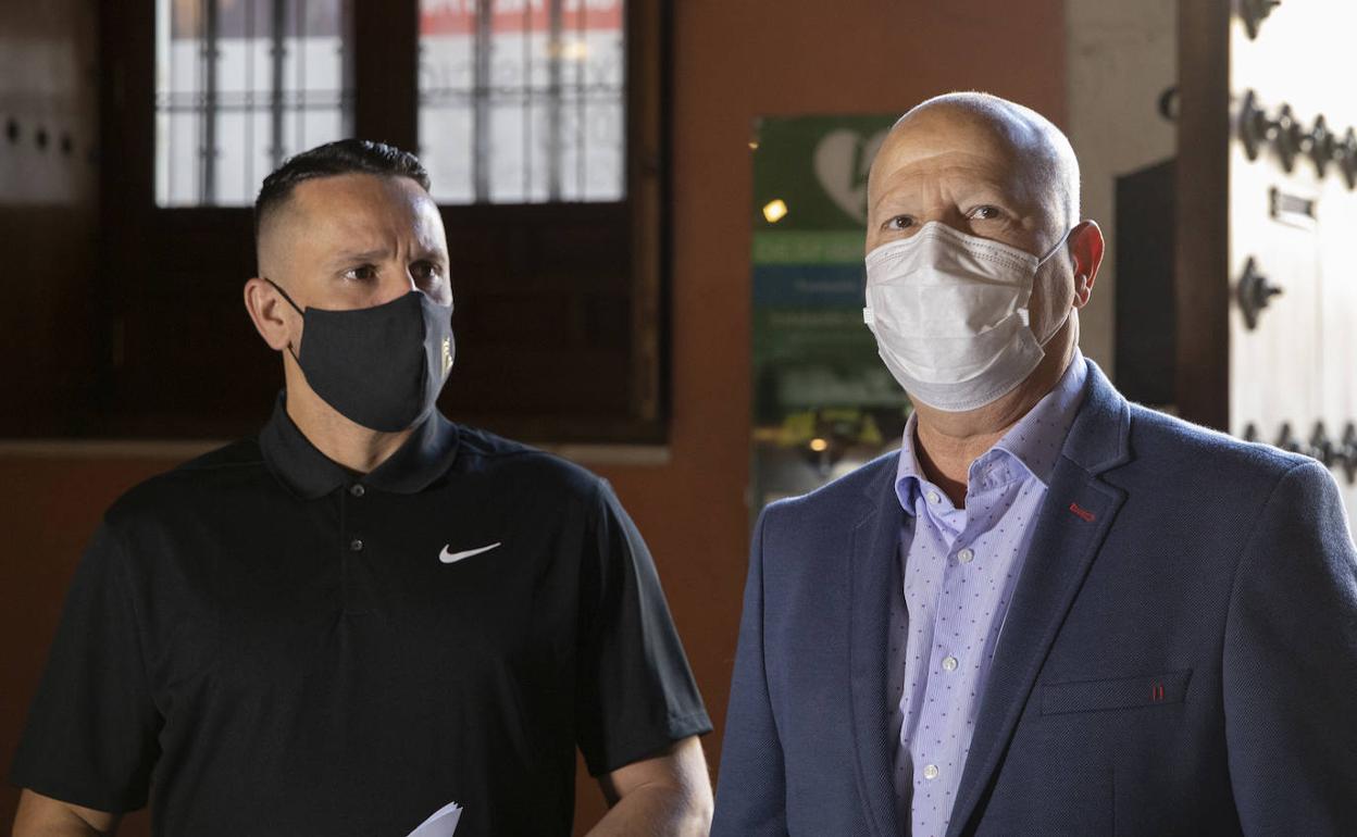 El rapero Sergio López Sanz 'Haze' (1i), junto al consejero de Eduación y Deporte, Javier Imbroda (d), en los desayunos informativos de Europa Press Andalucía