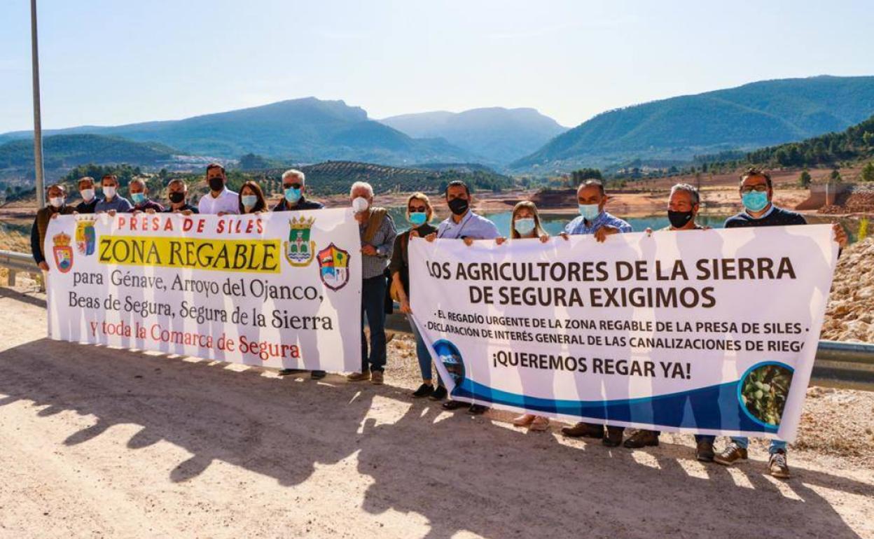 Concentración ante la presa de Siles, construida hace cinco años y sin poder usar su agua aún
