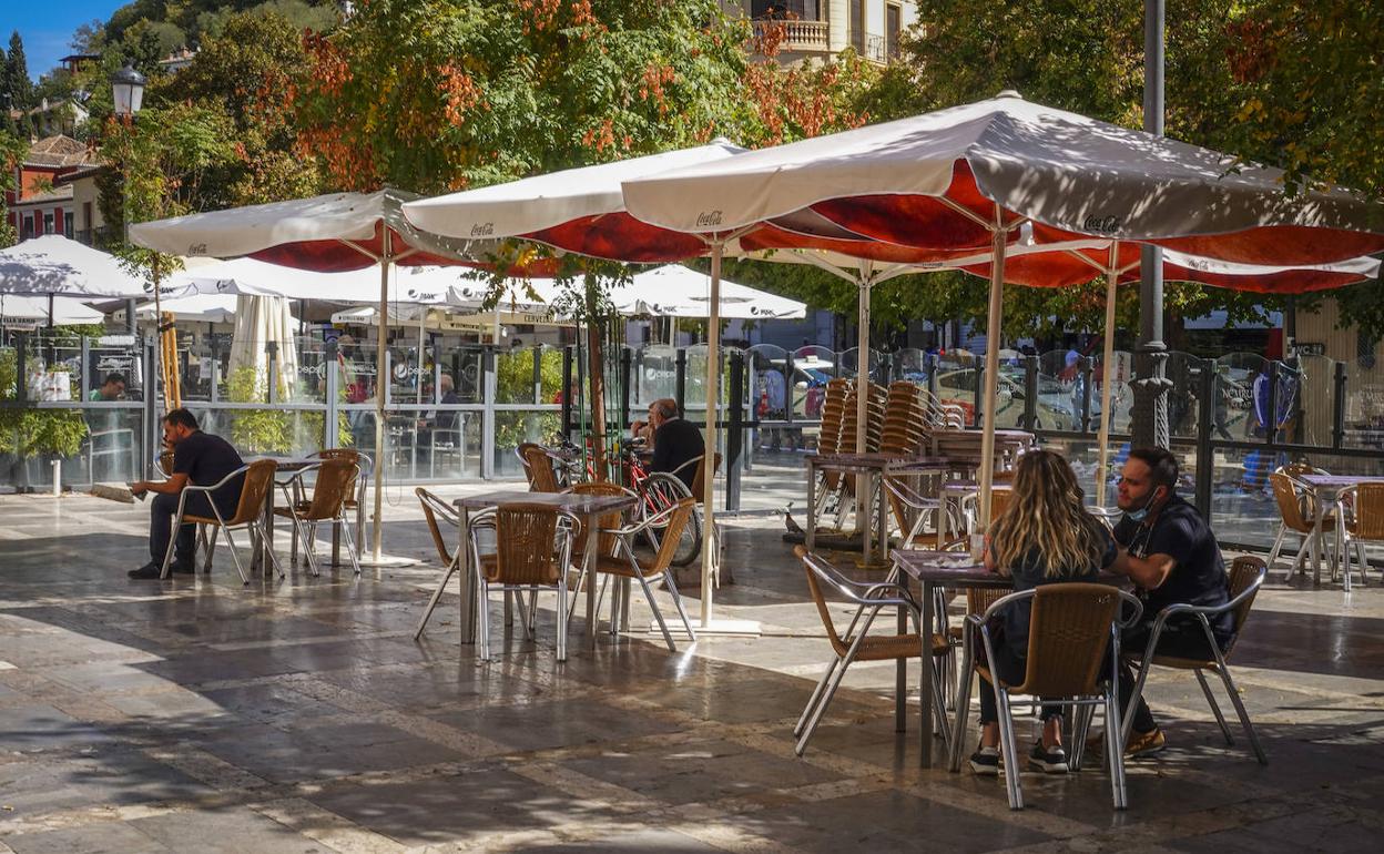 Mesas espaciadas en las terrazas de Plaza Nueva. 