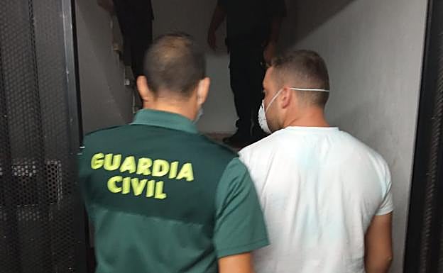 Un amplio dispositivo de la Guardia Civil atrapa al ladrón que atracó un estanco en Almuñécar a punta de cuchillo