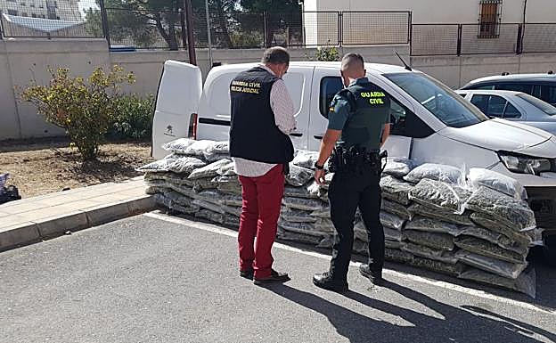 Una persecución en la A-92 en Granada a coche y a pie acaba con 137 kilos descubiertos en el coche de un narco