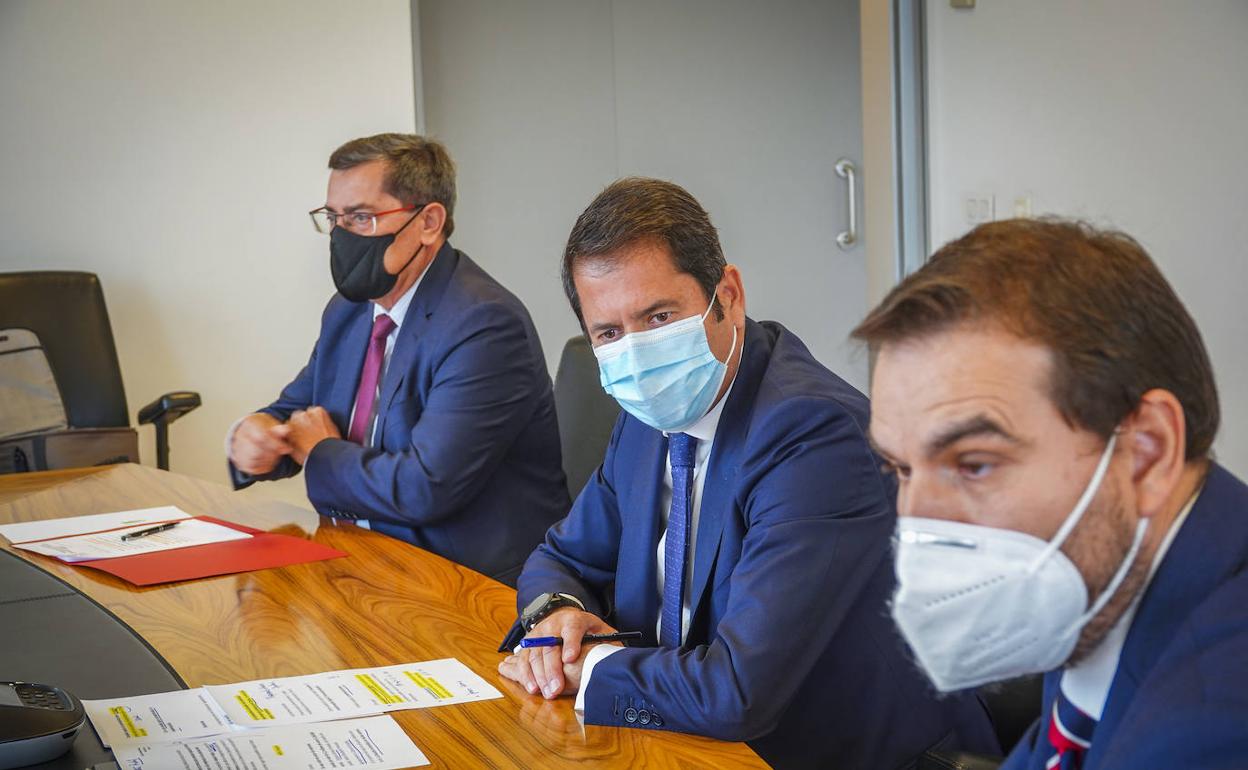 José Entrena, Gerardo Cuerva y Joaquín Rubio presentado el paquete de ayudas de Cámara Granada esta mañana. 