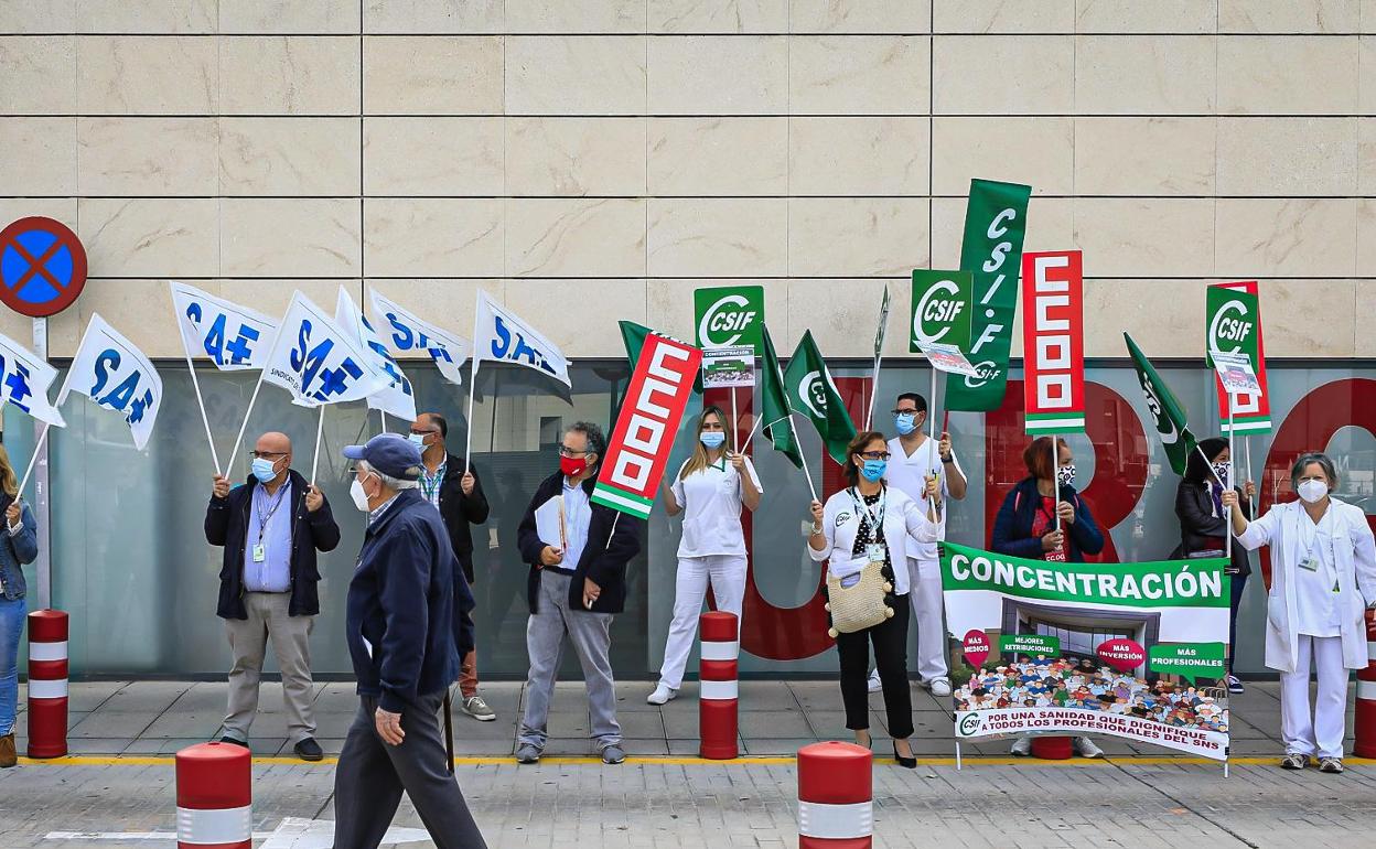 Representantes de los sindicatos CCOO, UGT, SAE y CSIF se han movilizado este martes en Granada. 