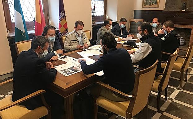 Reunión en el Ayuntamiento del alcalde, concejales, Policía Local y responsables de Calderón. 