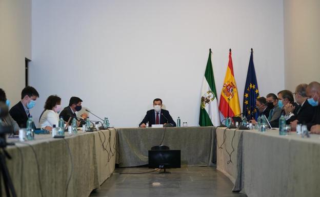 Moreno estudia medidas «avaladas por los técnicos» para Andalucía: «Nos jugamos el presente y el futuro»