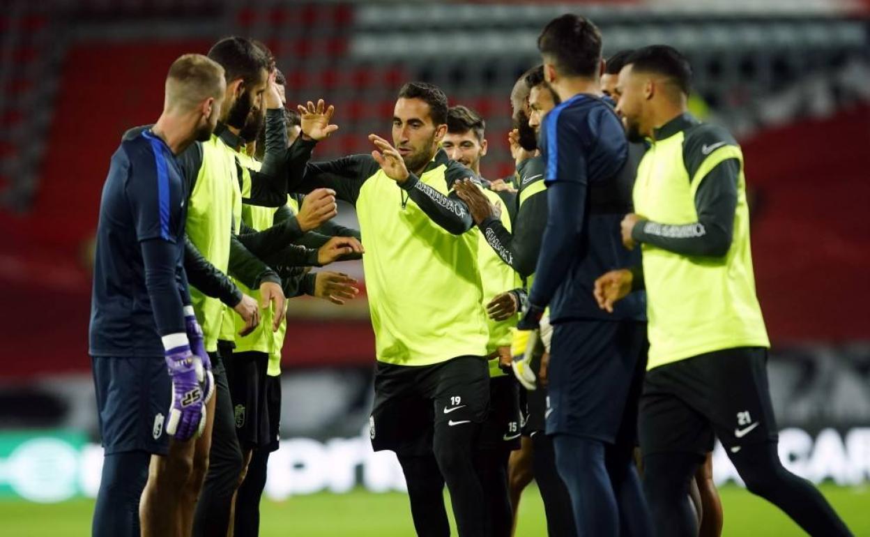 Ángel Montoro saluda al resto de sus compañeros durante el entreno de ayer en Países Bajos. 