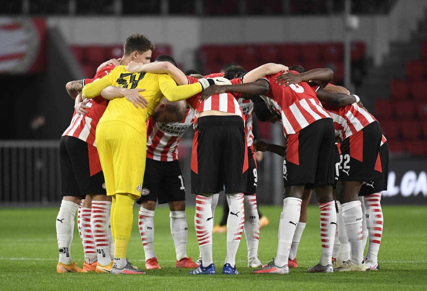 El encuentro se celebra en el en el Philips Stadion.