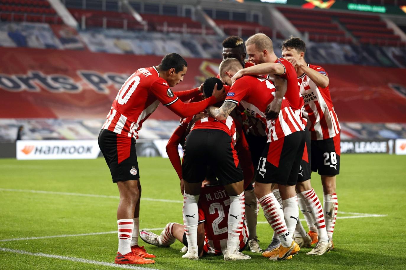 El encuentro se celebra en el en el Philips Stadion.