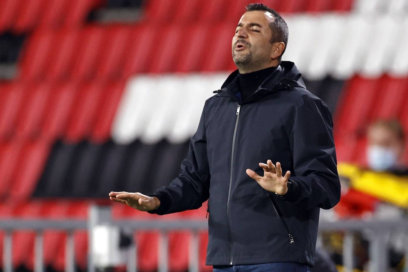 El encuentro se celebra en el en el Philips Stadion.