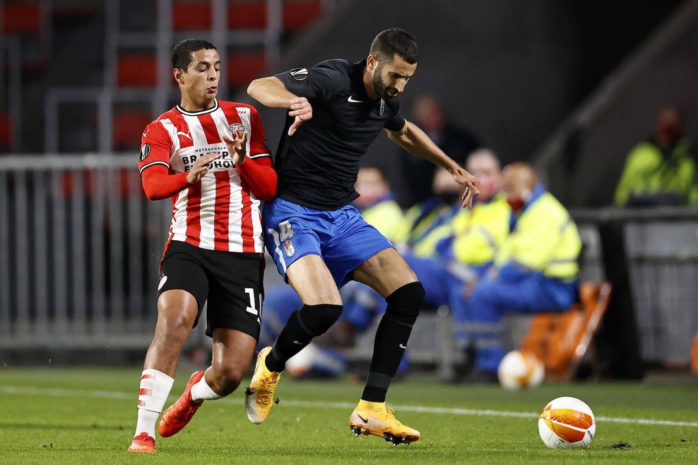 El encuentro se celebra en el en el Philips Stadion.