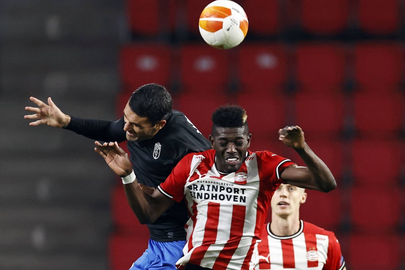 El encuentro se celebra en el en el Philips Stadion.