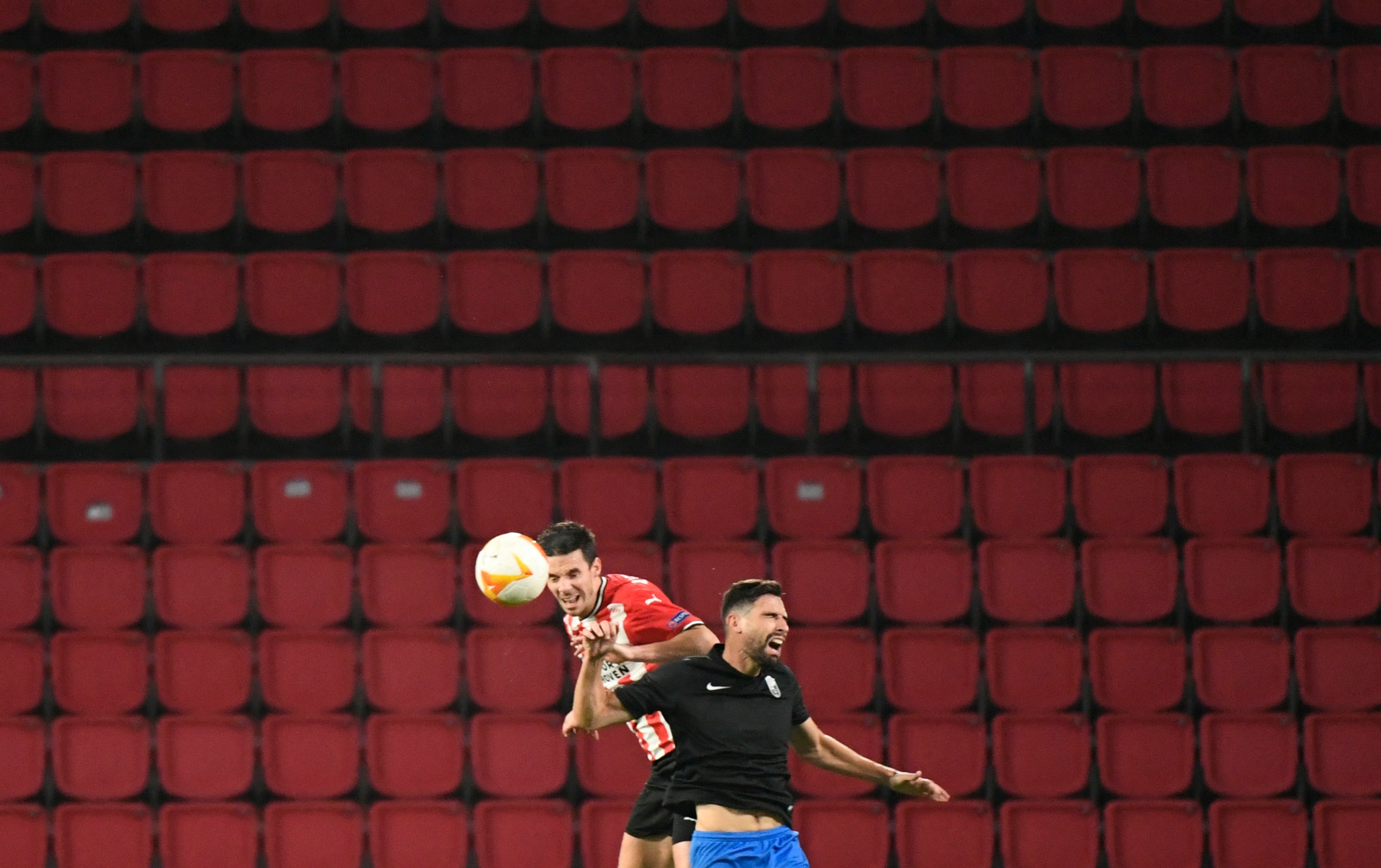El encuentro se celebra en el en el Philips Stadion.