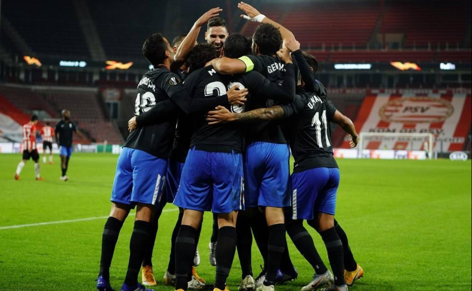Los futbolistas del Granada se unen en torno a una piña para celebrar uno de los goles rojiblancos en el partido. 