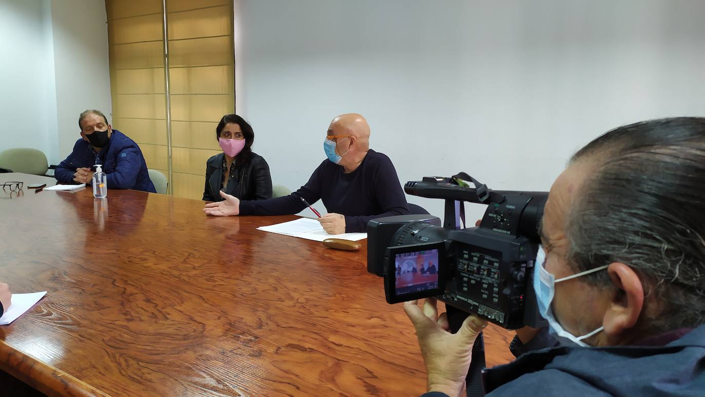 Antonio Manuel Díaz, Belén Navarro y Javier Lacarra en la rueda de prensa de ayer sobre los comedores. 