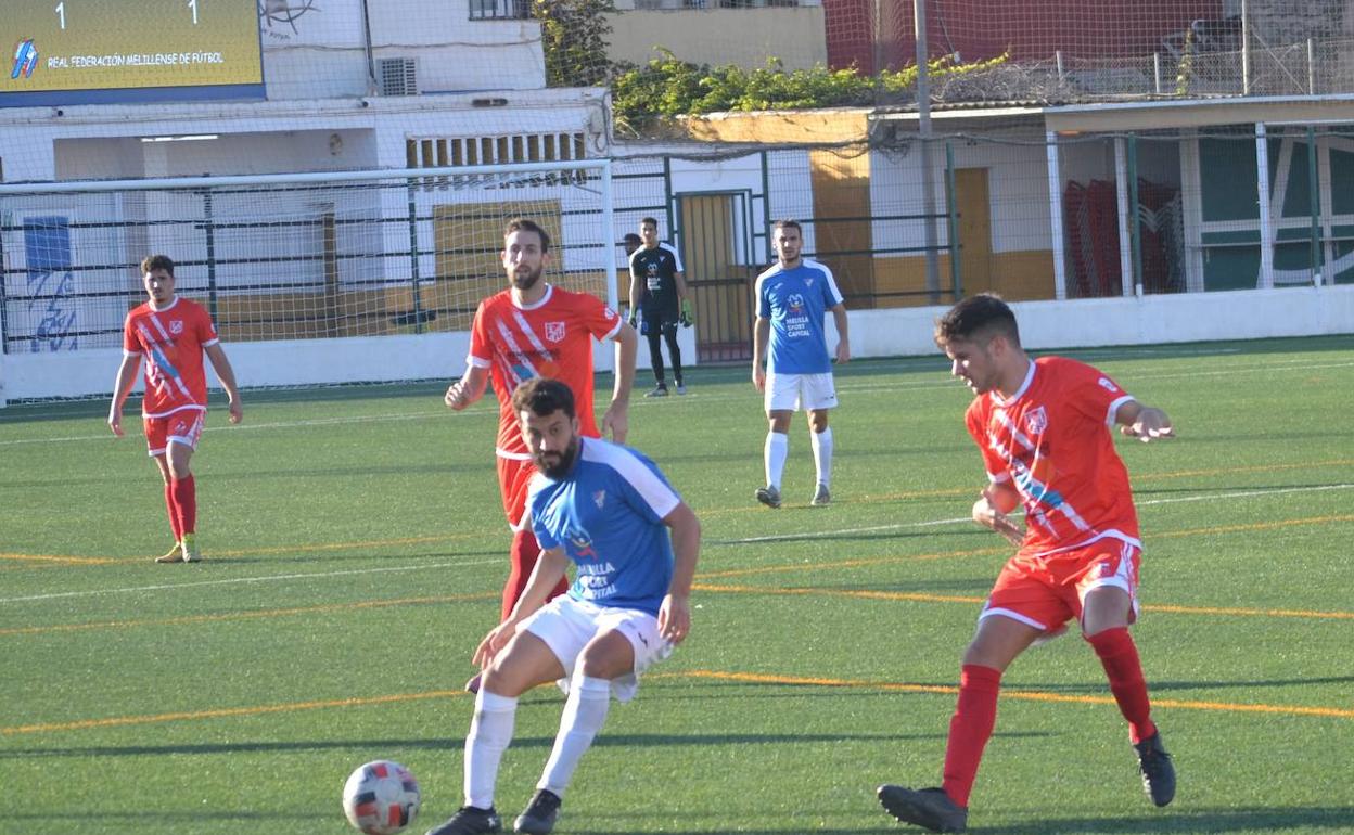 Presión motrileña en los últimos compases del encuentro disputado ayer, en La Espiguera