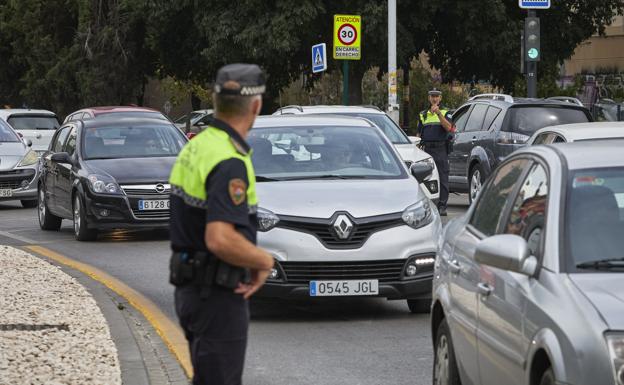 Los vecinos de los 33 municipios confinados de Granada no podrán salir de su localidad, salvo para 11 desplazamientos esenciales