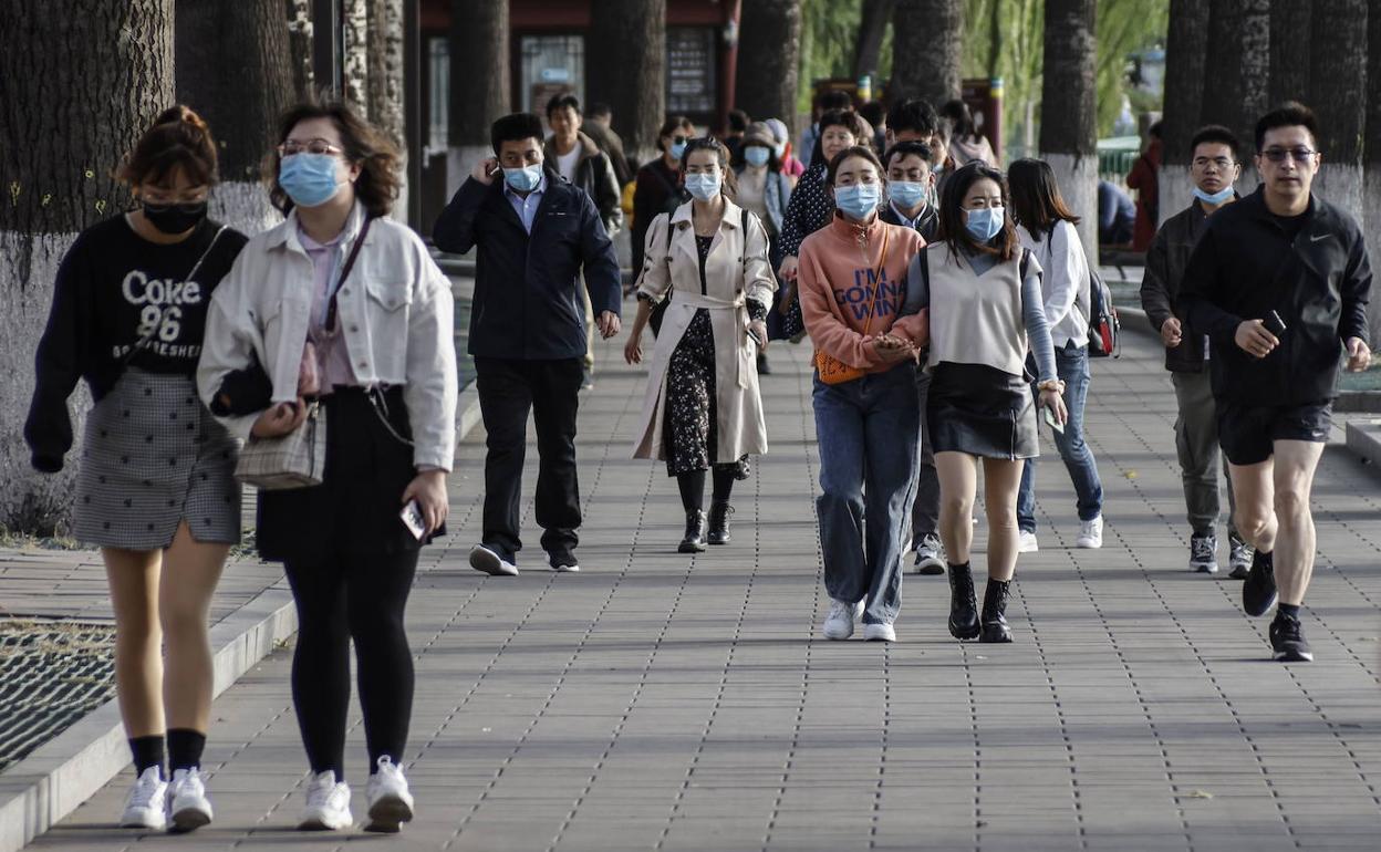 Gente paseando por las calles de Beijing (China).