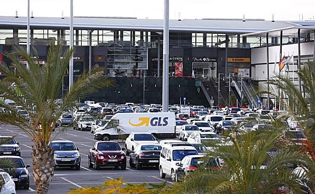 Aspecto del aparcamiento superficial del Nevada a las 10.30 horas.