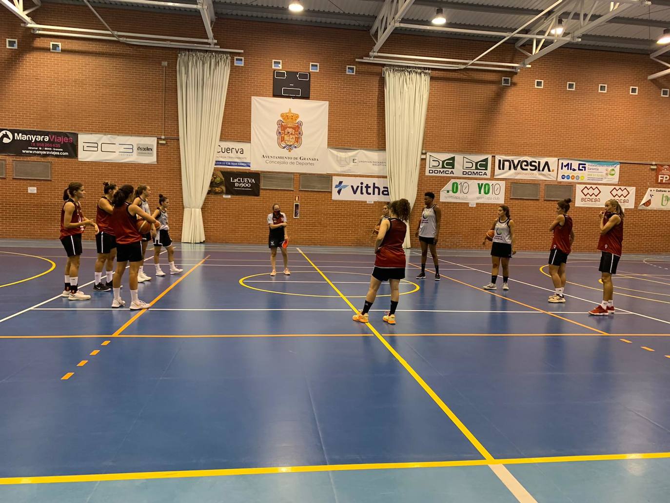 Maribel Piñar se dirige a sus jugadoras durante una sesión de entrenamiento. 