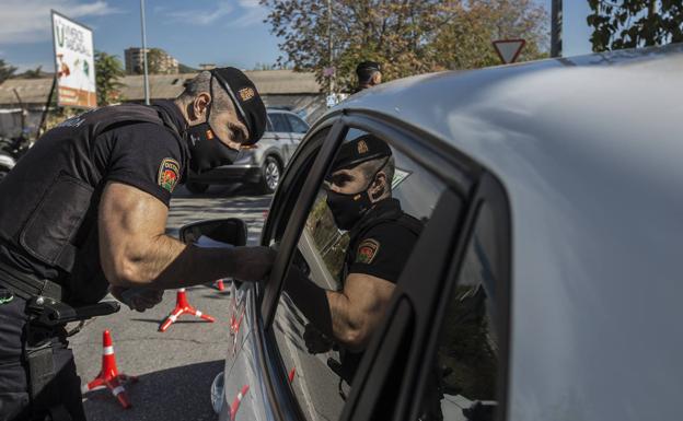 La Policía Local controlando ayer la movilidad en el Camino de Purchil. 