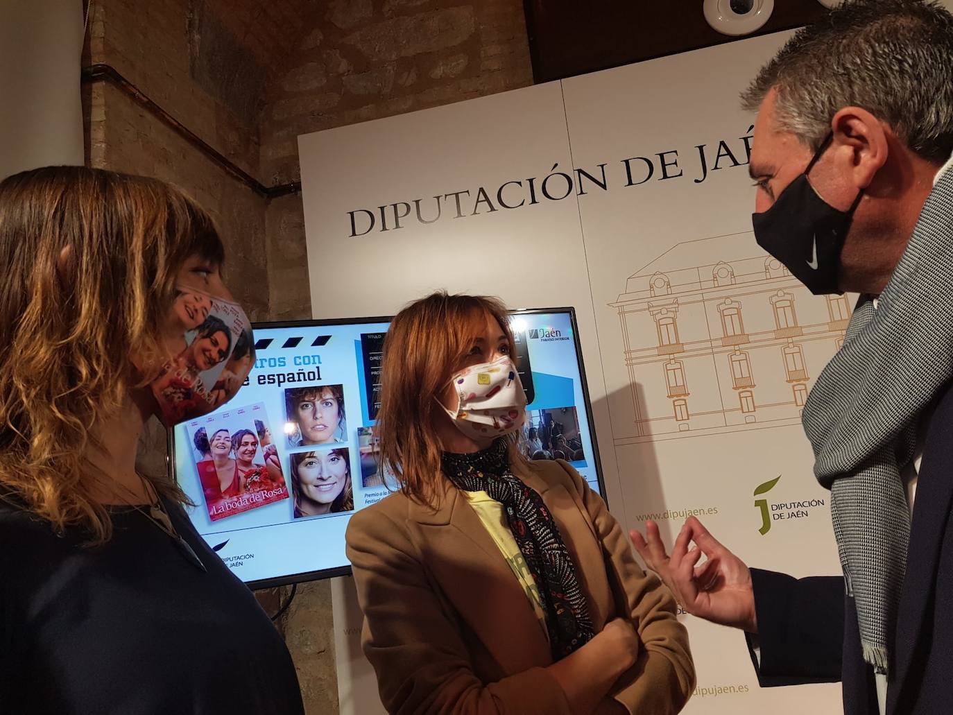 Ángel Vera junto a la actriz Nathalie Poza y la productora Lina Badenes. 