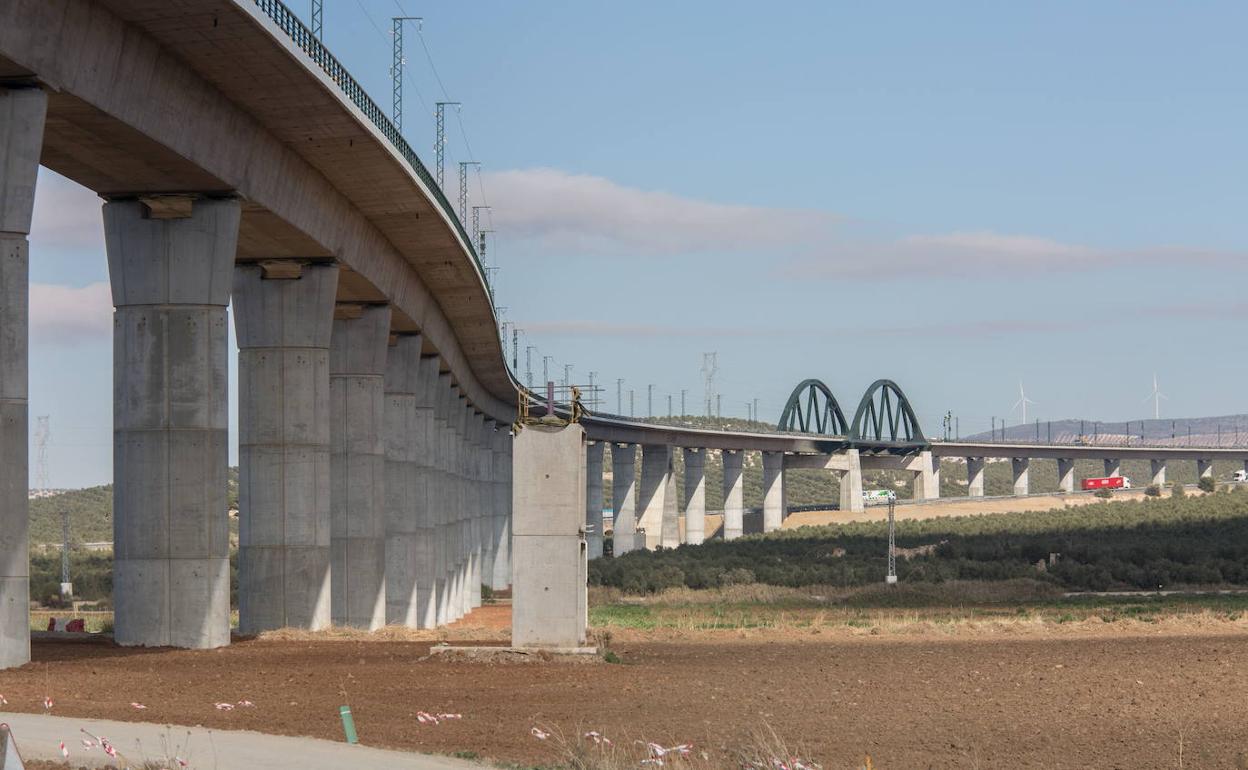 Imagen del viaducto del AVE entre las localidades malagueñas de Antequera y Archidona.
