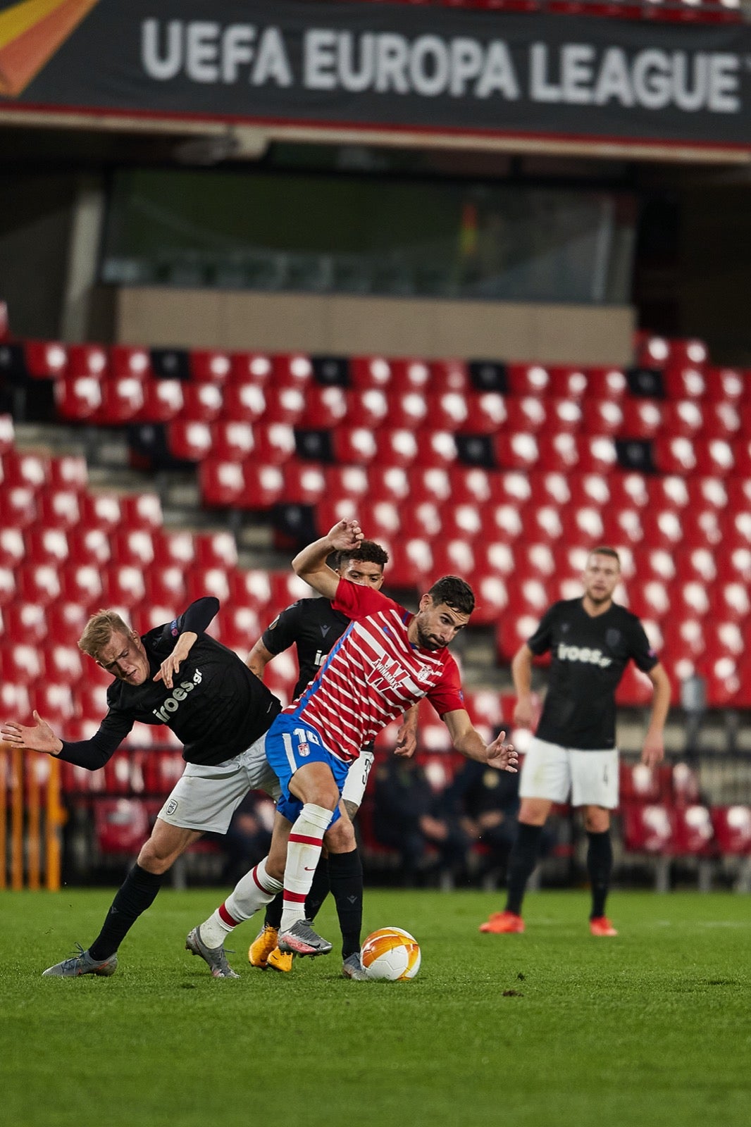 El conjunto rojiblanco se ha estrenado en Europa League en Los Cármenes