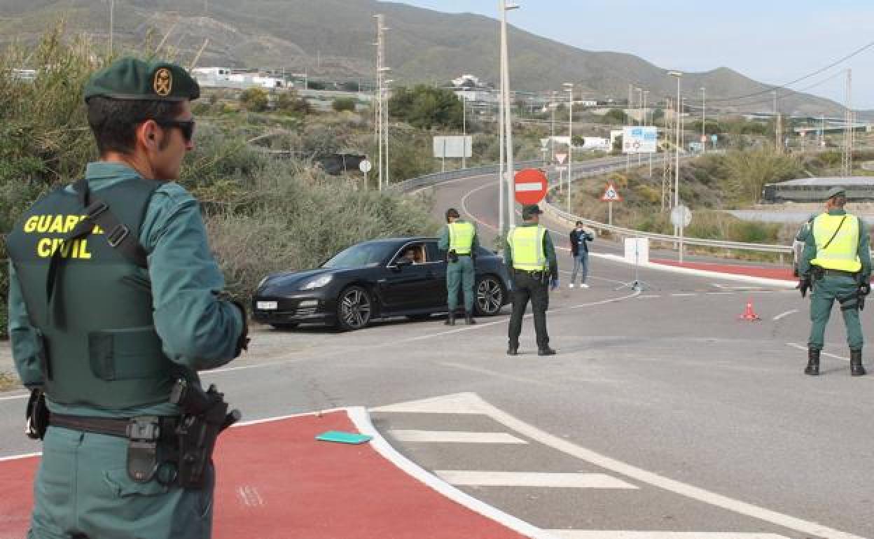 Control de Guardia Civil, en Adra, durante el pasado mes de abril. 