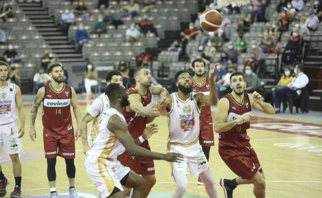 Bortolussi e Iriarte luchan por un balón dividido. 