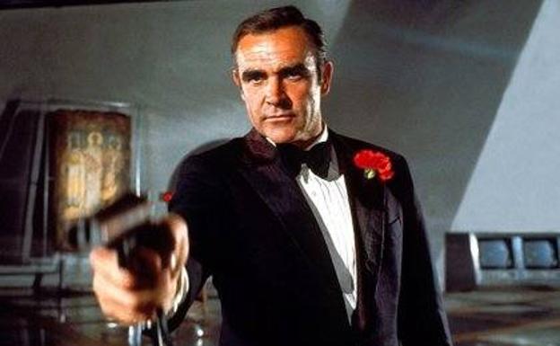 Sean Conney interpretando a James Bond.