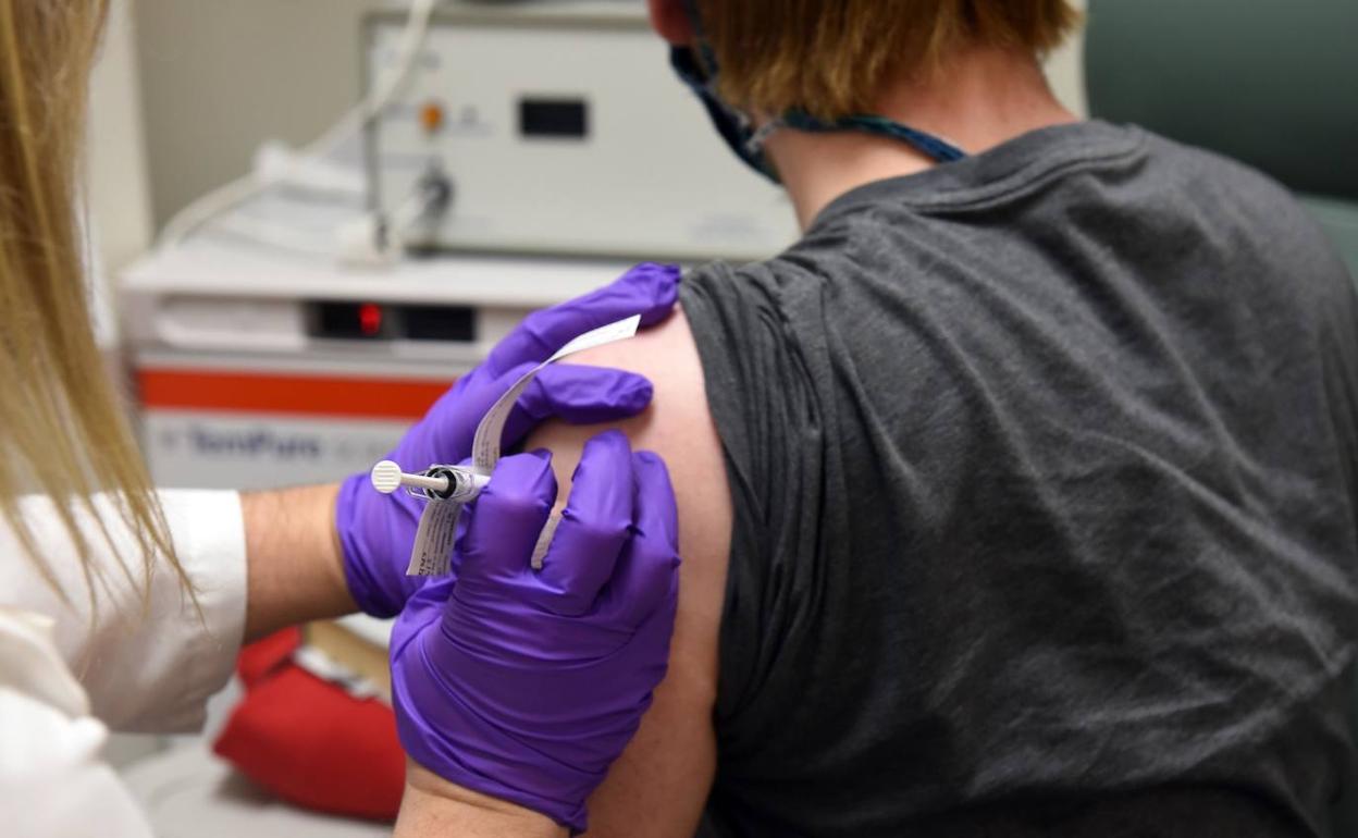 Un hombre es vacunado en un centro de salud.