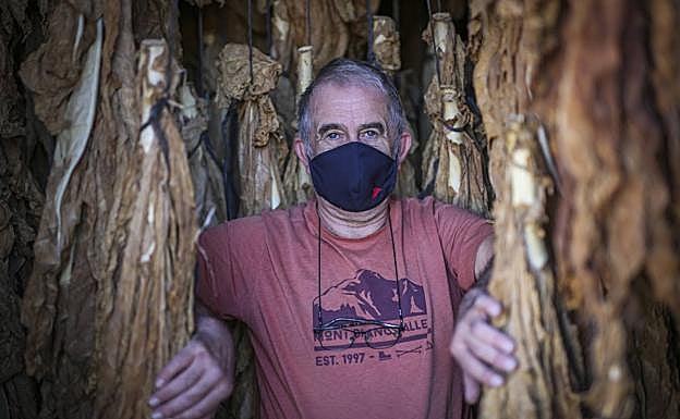 Juan García en su secadero de Cúllar Vega 