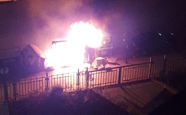 Imagen. Quema de un contenedor en la calle Arabial.