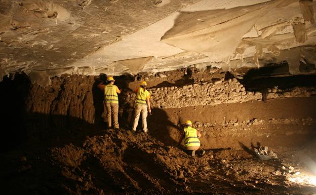 Trabajos arqueológico sobre los muros del mausoleo, dentro del túnel del metro