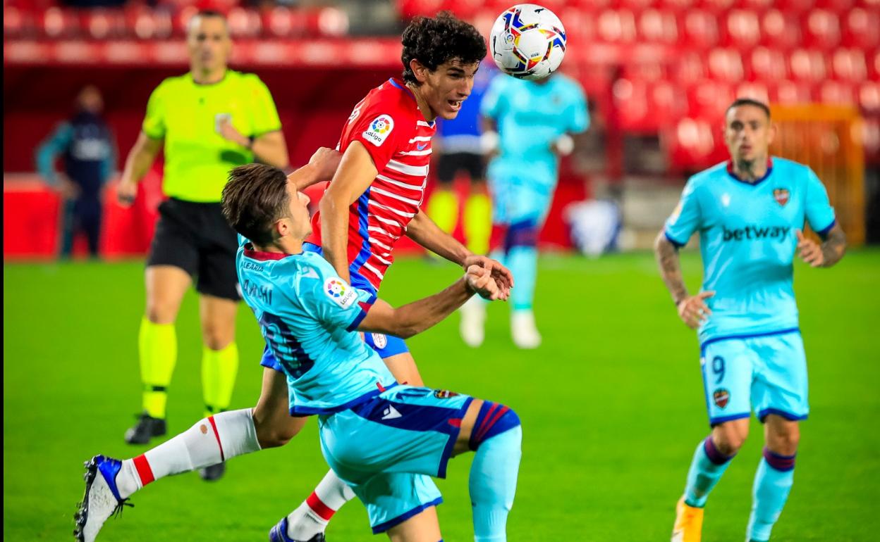 Vallejo despeja ante Bardhi. 