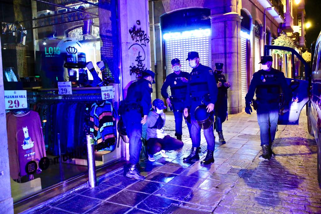 Entre las diez de la noche y las tres de la madrugada la Policía Local y los Bomberos tuvieron que intervenir en varios puntos de la capital