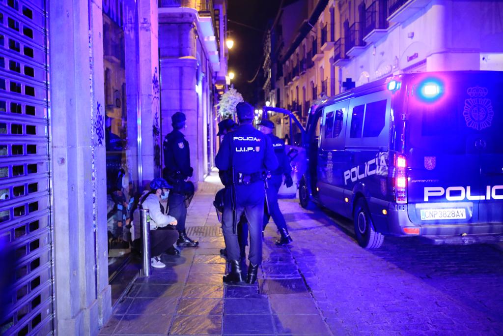 Entre las diez de la noche y las tres de la madrugada la Policía Local y los Bomberos tuvieron que intervenir en varios puntos de la capital