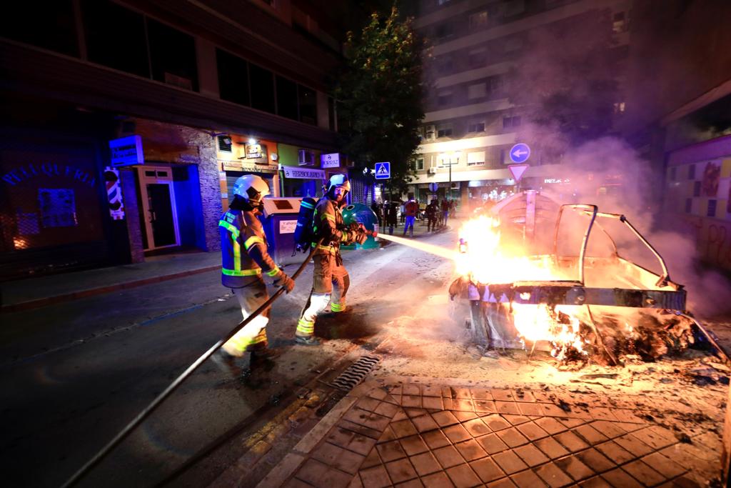 Entre las diez de la noche y las tres de la madrugada la Policía Local y los Bomberos tuvieron que intervenir en varios puntos de la capital