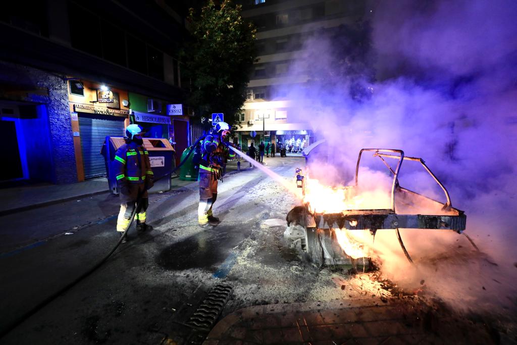 Entre las diez de la noche y las tres de la madrugada la Policía Local y los Bomberos tuvieron que intervenir en varios puntos de la capital